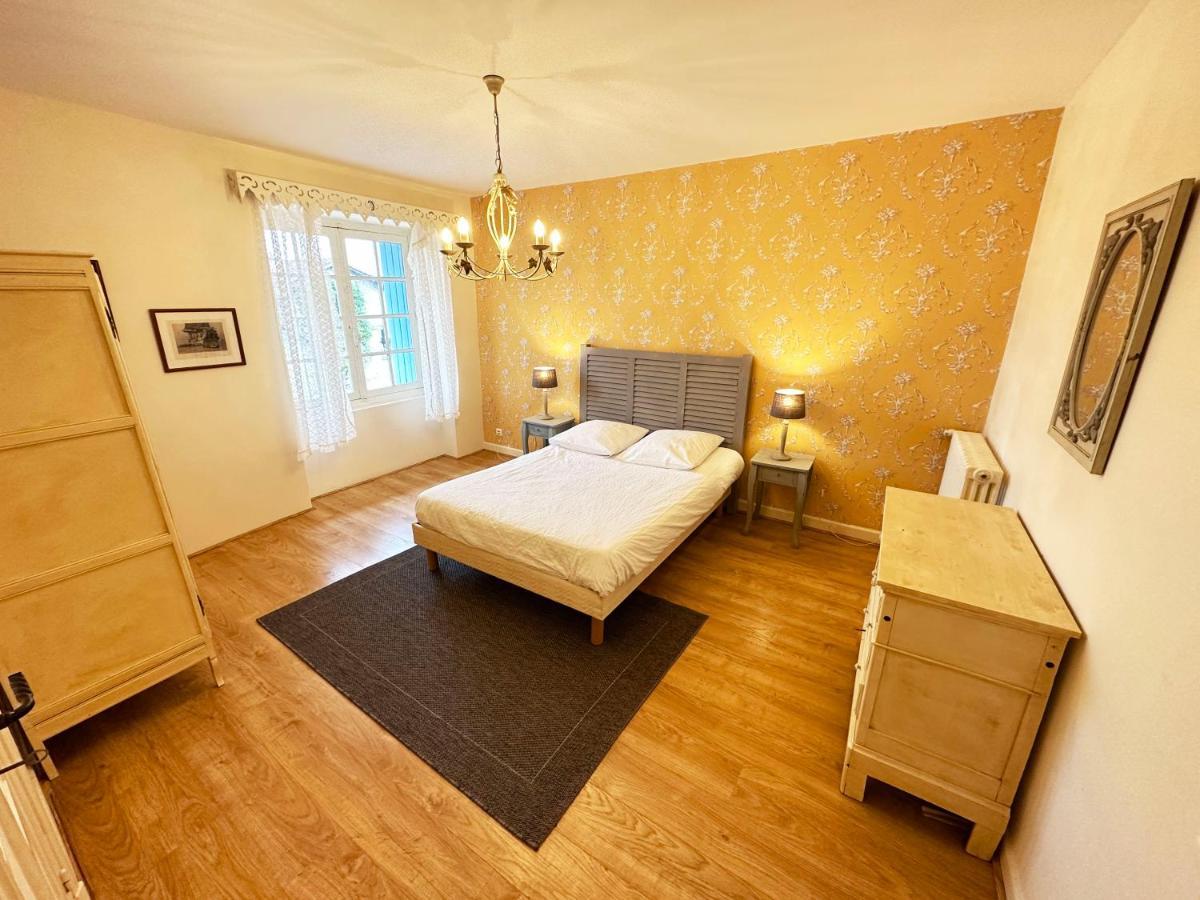 Gites Du Chateau De Panisseau Thénac Екстериор снимка